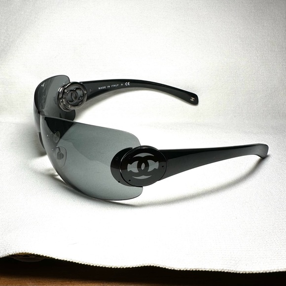 CHANEL Accessories - Vintage CHANEL 4073 Sunglasses